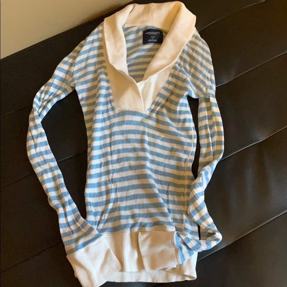 Stripped V-neck light weight sweater